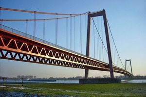  Rheinbrücke Emmerich, mit einer Gesamtlänge von 893 m die längste Hängebrücke Deutschlands, größte Stützweite 500 m 