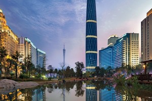  Der multifunktional genutzte Turm mit Büros, Wohnungen, einem Kon­ferenzzentrum und Hotel ist eine Landmarke mit urbaner Basis, einem öffentlichen Platz und Atrium  
