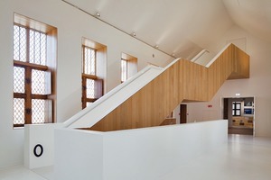  Die aus amerikanischer Weißeiche gebaute Treppe tritt wuchtig-skulptural in Erscheinung und leitet die Besucher auf die verschiedenen Ebenen im städtischen Museum von Mechelen. Die Holzarbeiten rund um Treppenhaus, Stufen und Treppenabsätzen wurden in 22 mm starken Leisten präzise ausgeführt 