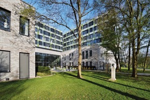  Das Gebäude öffnet sich auf seiner Rückseite mit einer Terrasse zum Fluss Ihme hin. Sie ist die konsequente Fortführung der Achse durch den Neubau 