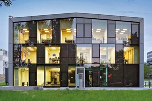  Bürofassade mit opaken Paneelfeldern 