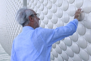  Renzo Piano prüft den Halt der Kacheln 