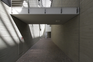  Die Museumsstraße im Altbau. Im Rücken des Fotografen ist der Übergang in den Neubau über den Calder-Saal 