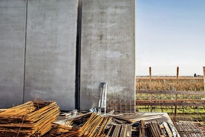  Die Wandungen der 2,50 m auf 6,00 m messenden Betonhalbfertigteile betrug 6 cm. In den 18 cm weiten Zwischenraum wurde die Bewehrung nach dem Aufstellen eingehoben und schließlich die gesamte Flucht ausbetoniert 