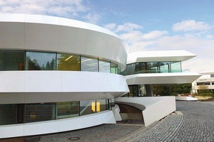  Nach Vorgabe der Architekten wurden die Bleche mit einer reinweißen DURAFLON®-Lackierung mit Metallic-Effekt im Farbton Phoenixweiß versehen. DURAFLON®-Beschichtungen von HD Wahl haben einen „easy-to-clean“-Effekt und sind äußerst unempfindlich gegen mechanische und chemische Beanspruchungen aus der Umwelt 