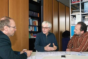  Architekturkritiker Claus Käpplinger (rechts) im Gespräch mit dem Architekten Wolfram Popp (links) und dem Statiker Johann Schneider (mittig) 