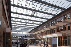  Das Atrium wirkt als thermischer Puffer: Im Sommer erhitzt sich die eintretende Luft im Kontakt mit den warmen Oberflächen, und bildet eine heiße Luftblase unter dem Dach, wo sie über sondengesteuerte Klappen wieder austritt 