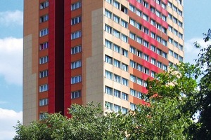  2009: Anfang der 1990er-Jahre wurde der Wohnturm das erste Mal saniert. Das strenge Fassadenraster wurde zerstört und durch Isolierglasfenster auf einer klassischen Fensterbrüstung ersetzt 