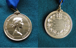  Die begehrte Goldmedaille des RIBA, Vorder- und Rückseite 
