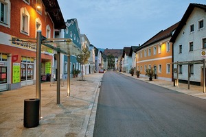  An dem 400 m langen Marktplatz von Obernzell stehen 2- bis 3-geschossige Häuser aus verschiedenen Epochen. Unterschiedlich hoch montierte Leuchten machten eine individuelle Anpassung der Abstrahlwinkel nötig  