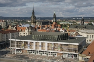  Der Kulturpalast mit Dachaufbauten, von Süden gesehen 