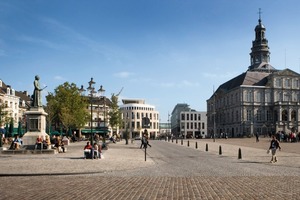  Blick auf das Morsae-Forum, davor liegt der Marktplatz mit Rathaus (1665) 