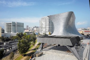  Die Dovela, der Schlussstein über dem Theaterzugang. Im Hintergrund das Museo Soumaya 