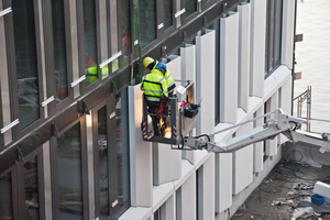  Für die Montage der Betonfertigteile  vor Ort waren zwei Mann auf der Hebebühne sowie ein Kran zum „Anreichen“ der Elemente notwendig 