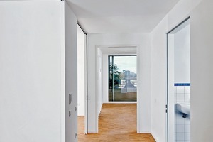  Um komfortables Wohnen zu ermöglichen, entschieden sich die Architekten ausschließlich für Schiebetüren: So sind beide Räume der Zweizimmerwohnung gleichwertig nutzbar 
