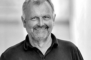  cepezedoben: Jan Pesman, unten: Ronald Schleurholtscepezed ist ein Architekturbüro in Delft mit Arbeits­-schwerpunkten in Stadtplanung, Industriebau und Inneneinrichtung. Die Leitung teilen sich Jan Pesmann und Ronald Schleurholts. cepezed Design heißt, Umgebungen für Menschen bauen, nicht Denkmäler für die Architekten. Zu ihrer Arbeits-weise gehört die Suche nach zukunftsfähigen und intelligenten Gebäudelösungen und eine sinnvolle Verknüpfung von Ästhetik und Funktionalität. Ihr Ziel ist das ganzheitliche Zusammenspiel von Entwurf, Konstruktion und technischer Ausstattung. Das integrale Designkonzept von cepezed impliziert auch die Beschäftigung mit der technologischen Entwicklung von objektbezogenen Bauteilen und Baulösungen jenseits der standardisierten Pro-duktion.  