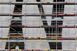  	Tragwerksoptimierung–	mindestens 3 Deckenränder 		tragen ein hängendes Haupt	element– 	Haupttragelemente gegen-		über den Kernen anordnen– 	möglichst hoher Wiederho-		lungsfaktor der Schal- und 		Glasfassadenelemente–	Optimierung der Element	geometrie 