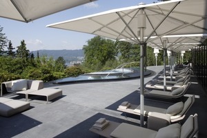  Die Terrasse bietet drei Außenpools und einen Whirlpool, außerdem natürlich Platz zum Sonnen und die Aussicht auf den Zürichsee und das Alpenpanorama 