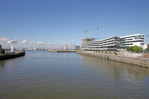  Der Wohnleuchtturm steht gegenüber der HCU mit Blick auf den anderen Leuchtturm dieser Stadt 