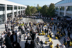  Entspannte Gespräche im sonnigen Innenhof auf der 17. Immobilienmesse Expo Real in München 