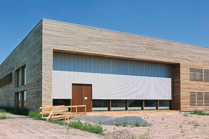  Zur Ausbildung einer UV-beständigen Schattenfuge zwischen den horizontal verlaufenden Lärchenholzlamellen entwickelte DuPont die schwarze Fassadenbahn DuPont™Tyvek® UV Facade. Sie ist wasser- und winddicht bei gleichzeitiger Gestaltungsfreiheit 