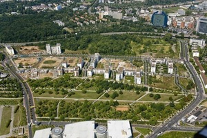  Das Rebstockareal gehört zu Bockenheim. Es liegt vor den Toren der Frankfurter Messe am westlichen Entrée zur Innenstadt. Das Gebiet ist 27 ha groß, davon 75 000 m² Park und 20 000 m² Wald 