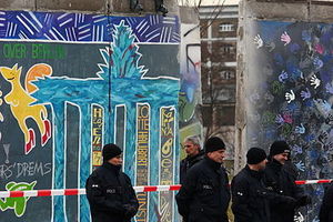  Am 1. März 2013 begann in Berlin der Abriss eines Teilstücks der East Side Gallery. Demonstranten versuchten, den Abriss zu verhindern. 