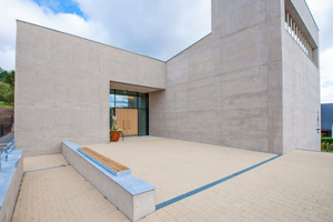  Der Hochofenzement (CEM III/B 32,5 N-LH/SR/NA) für den ausgesuchten Beton stammt aus dem Werk Lengfurt der HeidelbergCement AG. Die Besonderheit des Kirchengebäudes liegt im eingefärbten Leichtbeton mit einer Struktur, der farblich je nach Lichteinfall unterschiedlich von beige bis sandfarben changiert. Verarbeitet wurden 550 m³ Leichtbeton LC 12/13 mit einer Rohdichte von 1,2 HeidelbergCement AGwww.heidelbergcement.de 