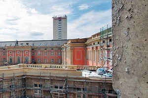  Blick aus DDR-Architektur (FH) auf Schloss und Hotel 