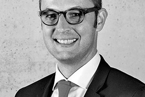  
Autor

Dipl. Wirt. Ing. (Bau) (FH) Frank Steffens, Jahrgang 1979, studierte Wirt-schafts­ingenieurwesen mit speziellem Fokus auf die Bauwirtschaft an der Fachhochschule Olden-burg. Seit 2008 ist er dort Lehrbeauftragter mit Fokus auf Unternehmens­pro­zesse und -organisation von Unternehmen mit Projektleistungstätigkeit. Nach dem Studium fokussierte er sich auf das Konzern­controlling in verschiedenen Branchen (Telekommunikation, Handel); seit 2008 ist er zudem beratend in der systemischen Organisationsentwicklung tätig. Seit 2009 ist Steffens in leitenden Positionen für das Familienunternehmen Brüninghoff aus dem münsterländischen Heiden aktiv – seit 2013 als Geschäftsführer sämtlicher operativer Gesellschaften der mittlerweile entstandenen Unternehmensgruppe. Aus der indus-­triellen Vorfertigung mit Beton, Stahl, Holz und Aluminium heraus entwickelt Brüninghoff an vier Standorten Konzepte für hybride Tragwerksysteme und hybride Elemente.

Mehr Informationen: www.brueninghoff.de 