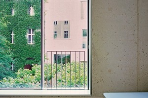  25 Fenster sind mit hochwärmegedämmten Schiebeelementen von SOREG®-glide ausgeführt. Der Rah­menwerkstoff GFK der bis zu 3 700 mm hohen, 2- bzw. 3-schienigen Fenstersysteme garantiert eine verzugsfreie und isolierende Bauweise. Eigens entworfene Aluminium-Deckleisten sorgen für schmutzfreie Entwässerung der Elemente. Die Fenster erreichen statische und bau­physikalische Spitzenwerte u. a. bei der Schlagregendichtheit 