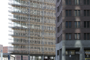  Wird auf den Stand gebracht: Renzo Pianos „Forum Tower”, heute „Pots­damer Platz 11“ (Gebäude in Teilansicht links) 