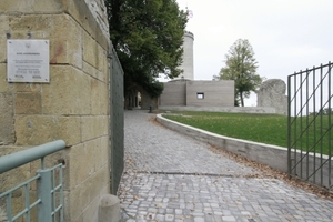  Noch über dem Burggraben der Blick auf den Besucherpavillon 