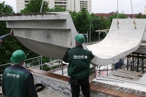  Die Betonfertigteile für die Halfpipe werden eingesetzt 