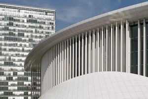  Philharmonie Luxembourg mit einem der beiden Pfeiler der Porte d’Europe 