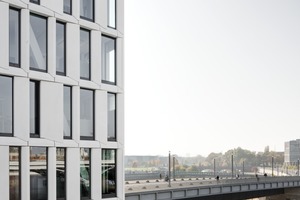  Die Aluminium-Glas-Bandfassade nimmt über eine Agraffenkonstruktion die Lasten der GFB-Fertigteile auf 