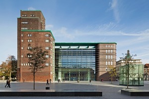  Der Stadtbild prägende Backsteinbau aus den 1920er Jahren von Alfred Fischer wurde zu einem neuen Rathaus mit öffentlichem Bürgerforum umgebaut 