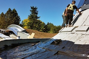  Im Steildachbereich verhindern zusätzliche Schubschwellen ein Abrutschen der Begrünung 