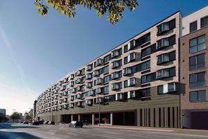  181 Wohnungen sind in drei Wohnzeilen angeordnet als Fortführung der benachbarten städtebaulichen Struktur. Sie sind abgeschottet und liegen über den Supermärkten 