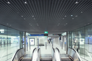  Die LED-Lichtpunke in der Schutzart IP 65 passen in die 75 mm großen Zellen der Rasterdeck und beleuchten das Sperrengeschoss angenehm hell und blendfrei. Die 132 m lange Lichtwand reagiert auf Besucherströme und Tageszeiten 