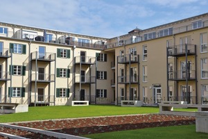  Hunderte von historischen Putzrezepturen haben sich im Laufe der Jahrzehnte bei Baumit zu einer gut gehüteten Bibliothek entwickelt, auf die heute auch Planer zurückgreifen, die im Neubau moderne Architektur mit alten Putzen kombinieren. Nach mehreren Bemusterungen und Strukturvarianten kristallisierte sich ein Modell für den Birkenhof heraus: ein kalkgebundener Oberputz, kurz quergezogen, mit einem Maximalkorn von etwa 2 mm, aufgetragen in einer Schichtstärke von etwa 8 mm 