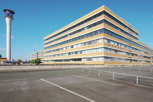  Quelle-Großversandhaus in Nürnberg, Südfassadeund Quelleturm, 2011, im Nürnberger Stadtteil Eberhardshof 