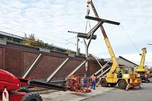  Der Y-förmige Gussknoten zwischen Stützenstiel und Stützarmen ist innen hohl und werkseitig biegesteif mit Armen und Stiel verschweißt 