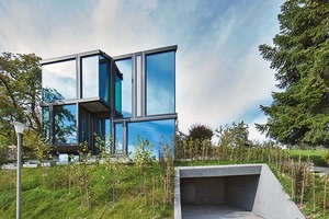  Der Zugang zu dem Wohnhaus erfolgt unterirdisch durch den Carport 