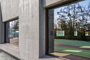  Die rund 50 cm tiefen Brüstungen der Fenster können auch als Sitzbank dienen. Vom Spielfeld und der Tribüne aus rahmen sie die Landschaft und gewährleisten den Sichtbezug nach außen 