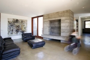  Der Beton mit der sehr rauen Oberfläche á la Corbusiers Beton brut war von den Hausherren in allen Bereichen des Hauses erwünscht – auch bei der Möblierung sparte man nicht mit dem Basismaterial 