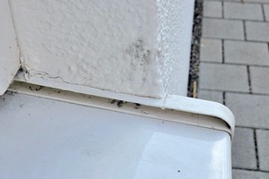  Wenn eine Fensterbank nicht richtig bemessen wurde und der Stuckateur keine Bedenken anmeldet, passiert folgendes: Da der Laibungsputz nicht bis auf die Kante gezogen werden kann, tropft das Wasser nicht ab, sondern dringt in den Putz ein. Schon nach kurzer Zeit treten Feuchteschäden auf 