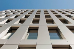  Von außen ist der Holzbau nicht als solcher zu erkennen, die Fassade ist mit Tafeln aus recyceltem Aluminium verkleidet 