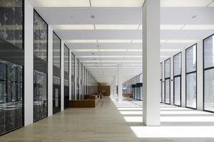  Der Architekt Max Dudler erhält für den Neubau des Jacob-und-Wilhelm-Grimm-Zentrums der Humboldt-Universität zu Berlin den Deutschen Naturstein-Preis 2011; hier das Foyer					 