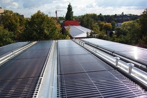  Vakuumröhrenkollektoren auf den nach Süden geneigten Dächern der neuen Maisonettewohnungen tragen 60% zum Heizbedarf für Warmwasser bei 